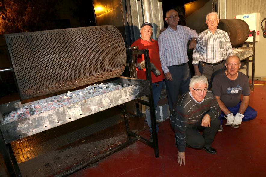 Fiesta del Mangosto de la Xuntanza de Galegos 2016 - Imagen de personas con las brasas de la hoguera.