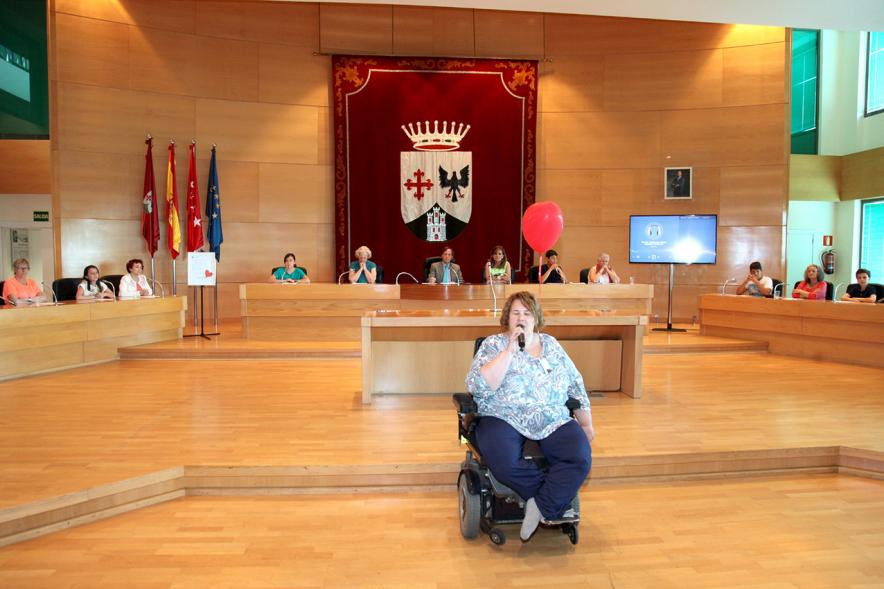 Detalle ponente con tribuna y personalidades al fondo