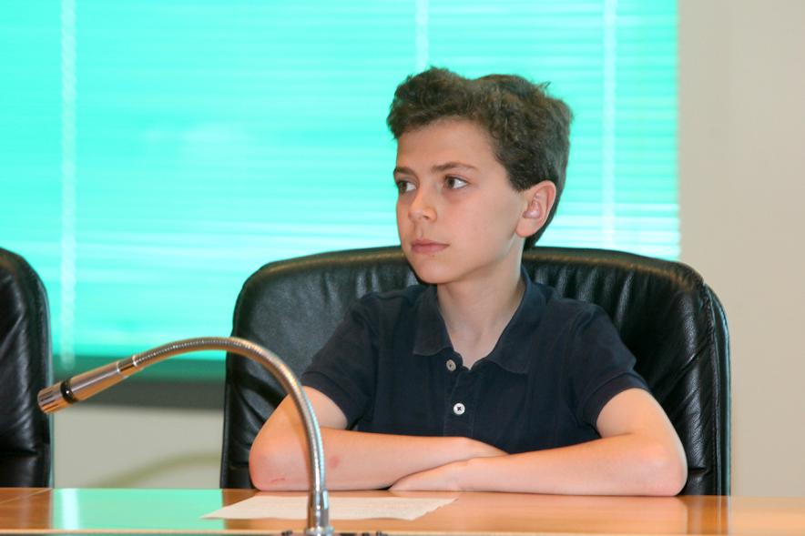 Ponente infantil en la tribuna