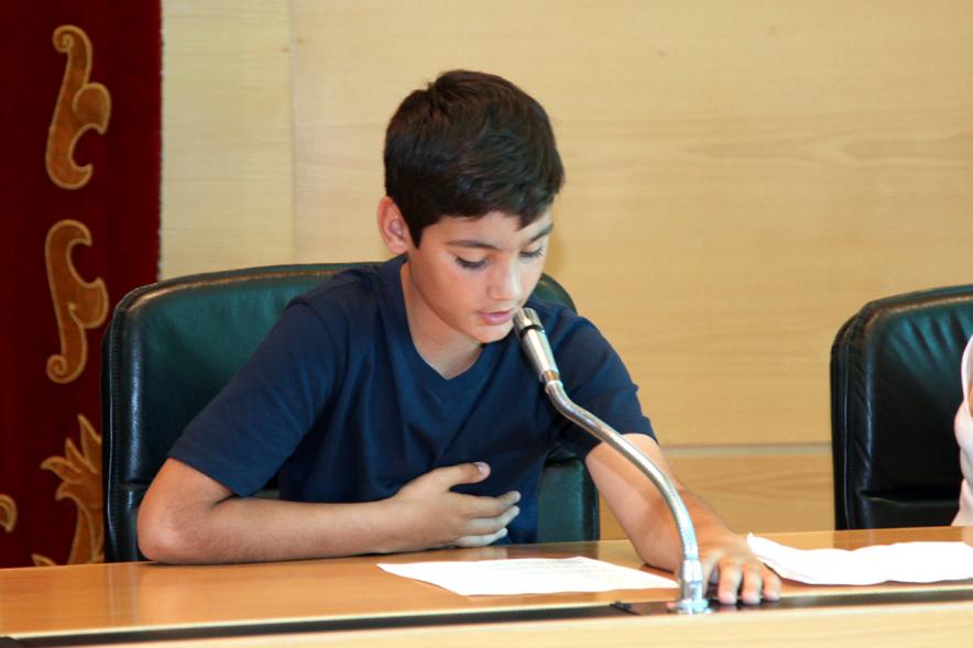 Ponente infantil en la tribuna