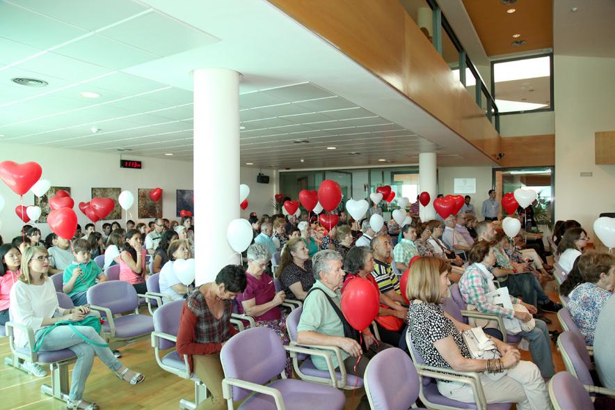 Asistentes al acto con globos