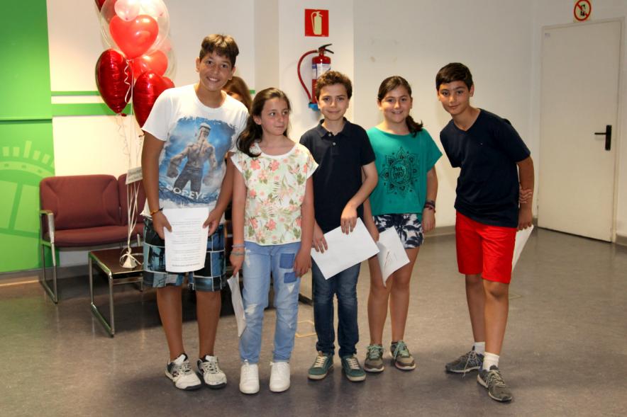 Paticipantes infantiles al acto