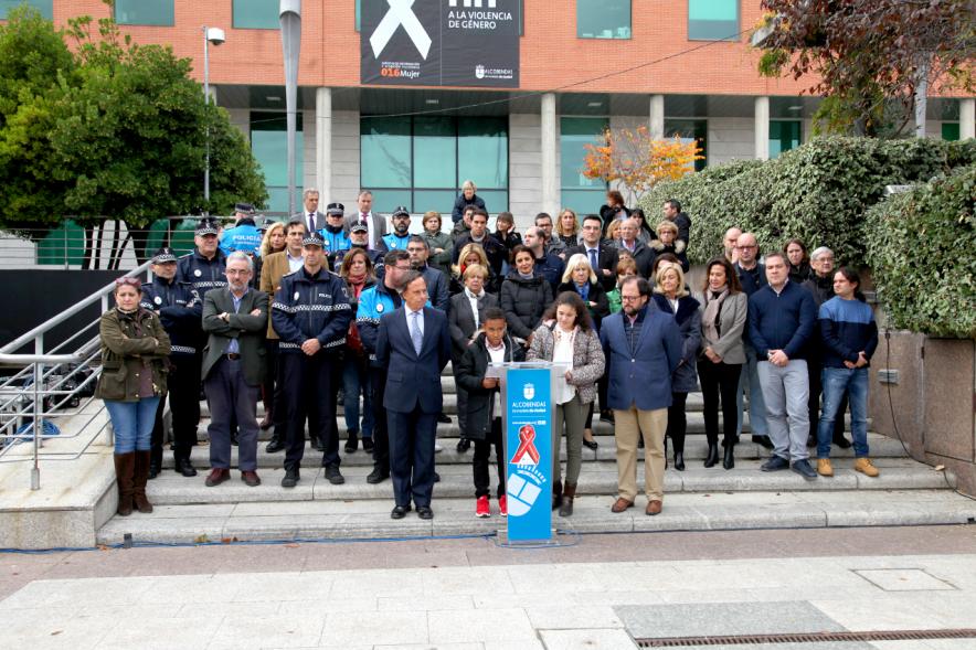 Lectura manifiesto en Recuerdo de las Víctimas de Accidentes de Tráfico - Imagen de unos ñinos haciendo la lectura del manifiesto en Recuerdo de las Víctimas de Accidentes de Tráfico.