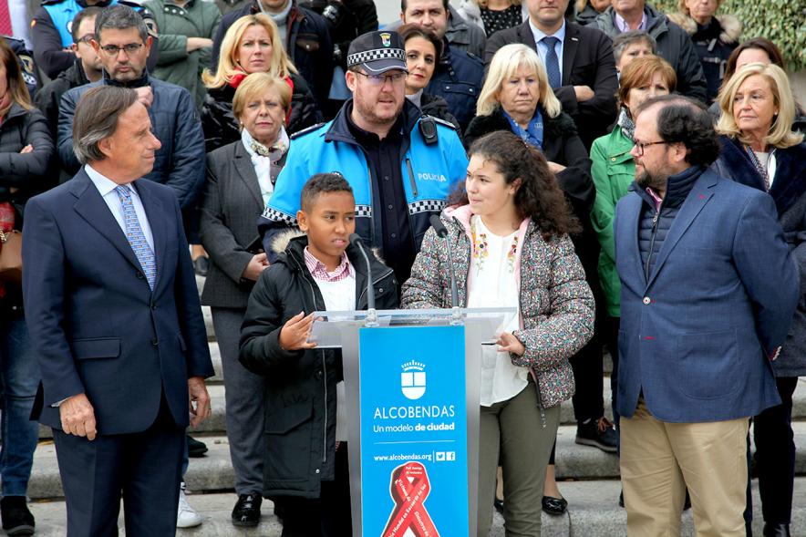 Lectura manifiesto en Recuerdo de las Víctimas de Accidentes de Tráfico - Imagen de unos ñinos haciendo la lectura del manifiesto en Recuerdo de las Víctimas de Accidentes de Tráfico.