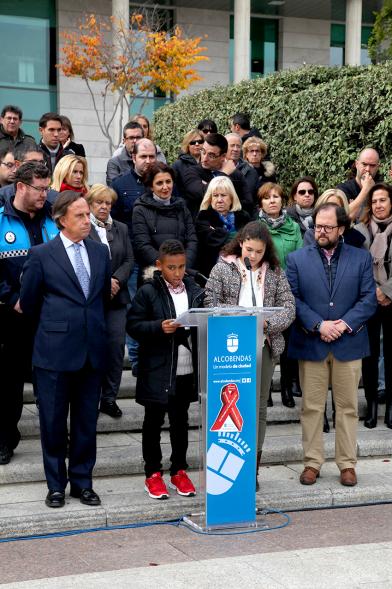 Lectura manifiesto en Recuerdo de las Víctimas de Accidentes de Tráfico - Imagen de unos ñinos haciendo la lectura del manifiesto en Recuerdo de las Víctimas de Accidentes de Tráfico.