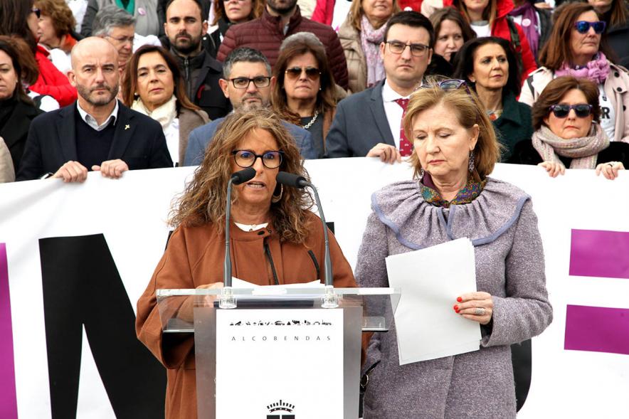 Concejal Ofelia Culebradas, Inmaculada Puyalto y asistentes. Lectura del Manifiesto Día de la Mujer 2020