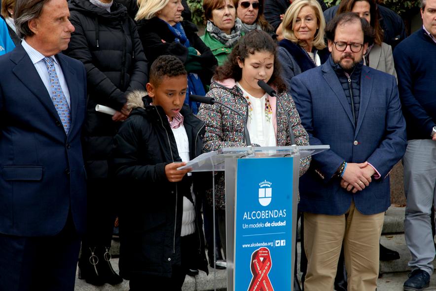 Lectura manifiesto en Recuerdo de las Víctimas de Accidentes de Tráfico - Imagen de unos ñinos haciendo la lectura del manifiesto en Recuerdo de las Víctimas de Accidentes de Tráfico.