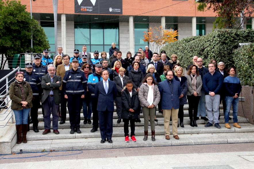 Lectura manifiesto en Recuerdo de las Víctimas de Accidentes de Tráfico - Imagen del alcalde García de Vinuesa y otros miembros del ayuntamiento en las escaleras de la explanada del ayuntamiento junto con familiares de las Víctimas de Accidentes de Tráfico.