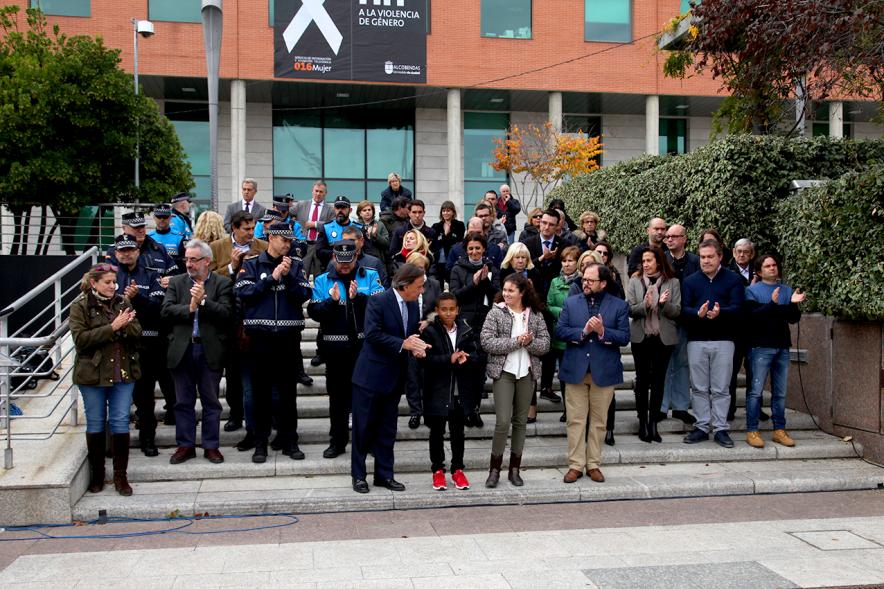 Lectura manifiesto en Recuerdo de las Víctimas de Accidentes de Tráfico - Imagen del alcalde García de Vinuesa y otros miembros del ayuntamiento en las escaleras de la explanada del ayuntamiento junto con familiares de las Víctimas de Accidentes de Tráfico. 
