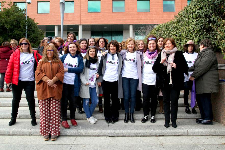 Miembros del gobierno y asistentes. Lectura del Manifiesto Día de la Mujer 2020