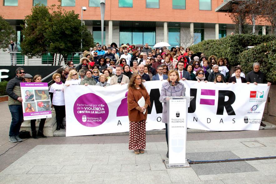 Concejal Ofelia Culebradas, Inmaculada Puyalto y asistentes. Lectura del Manifiesto Día de la Mujer 2020