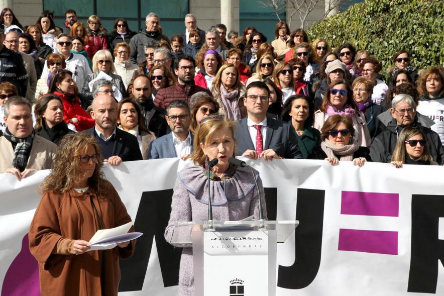 Concejal Ofelia Culebradas, Inmaculada Puyalto y asistentes. Lectura del Manifiesto Día de la Mujer 2020