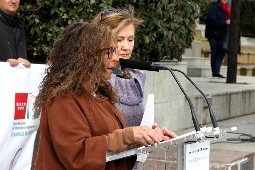 Concejal Ofelia Culebradas, Inmaculada Puyalto y asistentes. Lectura del Manifiesto Día de la Mujer 2020