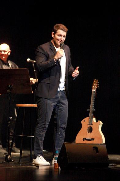 Cantante al micrófono 