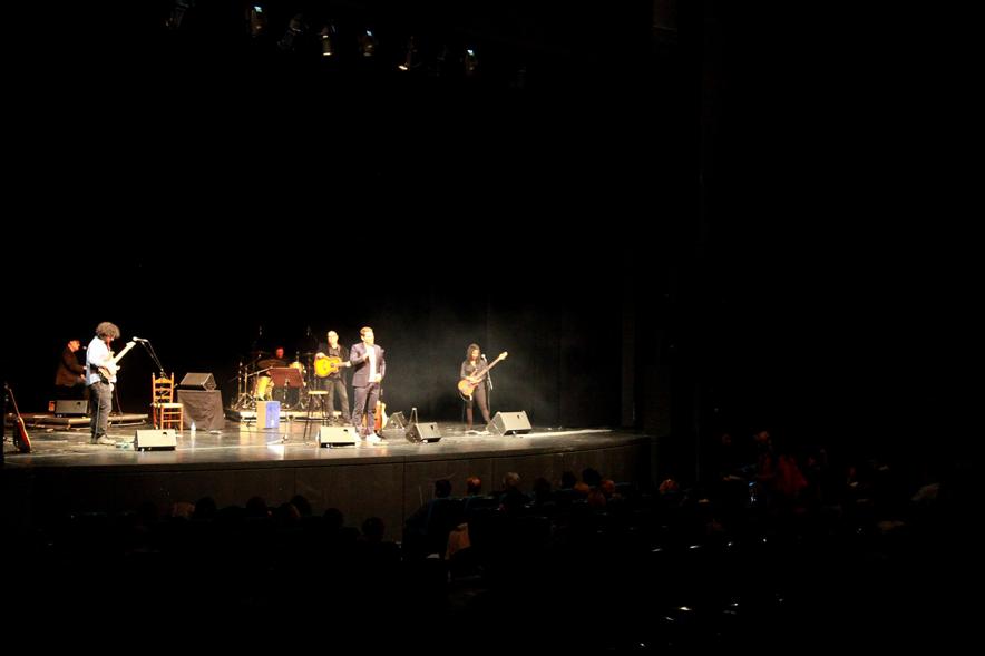 Músicos en el escenario