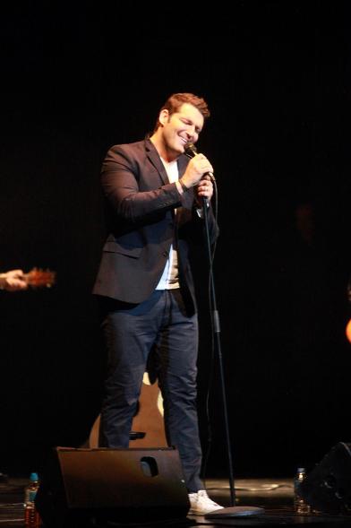 Cantante durante la actuación