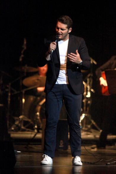 Cantante durante la actuación