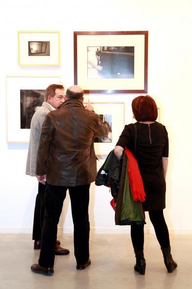 Inauguración de la Exposición "Lisboa Revisitada" de Manuel Sonseca - Visitantes a la exposición.