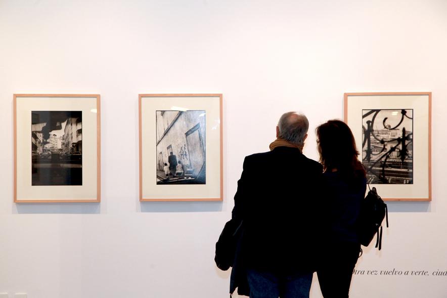 Inauguración de la Exposición "Lisboa Revisitada" de Manuel Sonseca - Visitantes a la exposición.