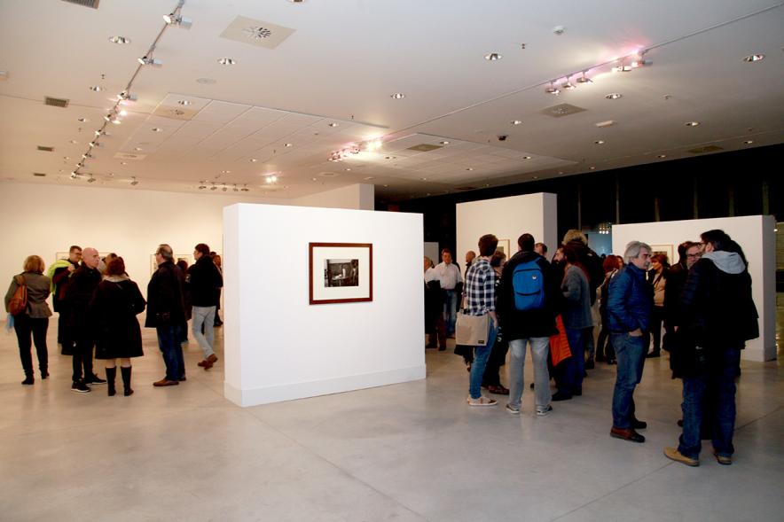 Inauguración de la Exposición "Lisboa Revisitada" de Manuel Sonseca - La obra y los visitantes.
