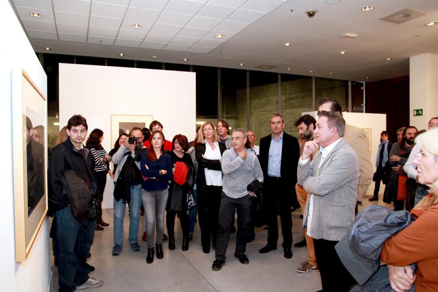 Inauguración de la Exposición "Lisboa Revisitada" de Manuel Sonseca -  Visitantes a la exposición.