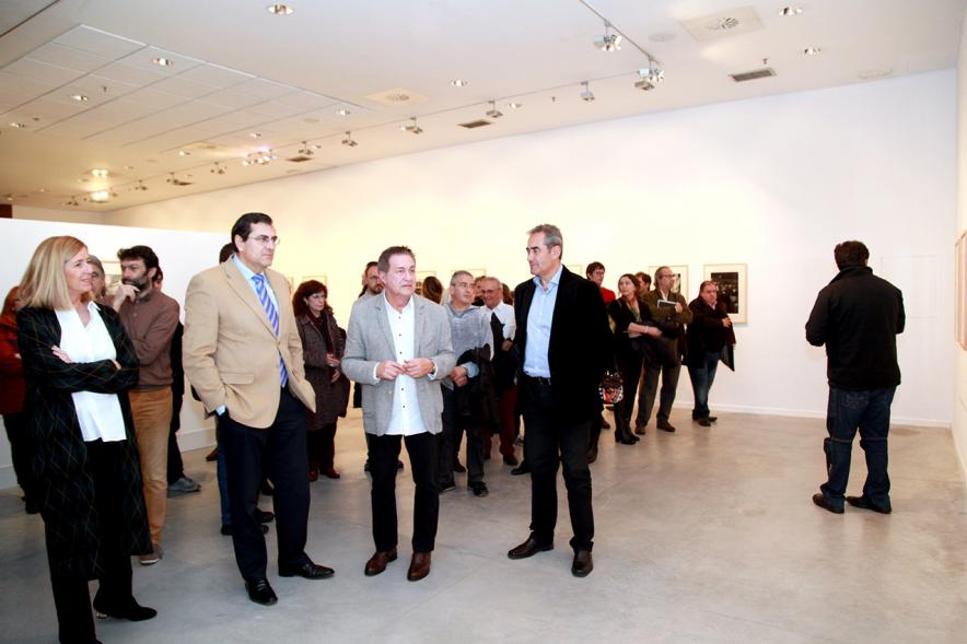 Inauguración de la Exposición "Lisboa Revisitada" de Manuel Sonseca - El concejal en la exposición.