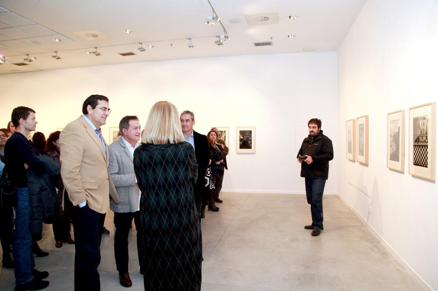 Inauguración de la Exposición "Lisboa Revisitada" de Manuel Sonseca  - Las autoridades en la exposición.  