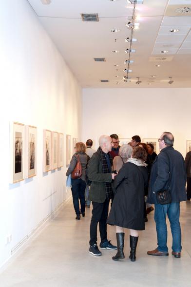 Inauguración de la Exposición "Lisboa Revisitada" de Manuel Sonseca - Visitantes  en la exposición.