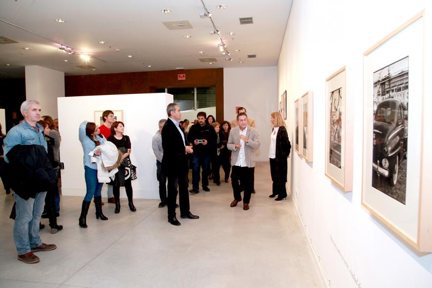 Inauguración de la Exposición "Lisboa Revisitada" de Manuel Sonseca -  Visitantes  en la exposición. 