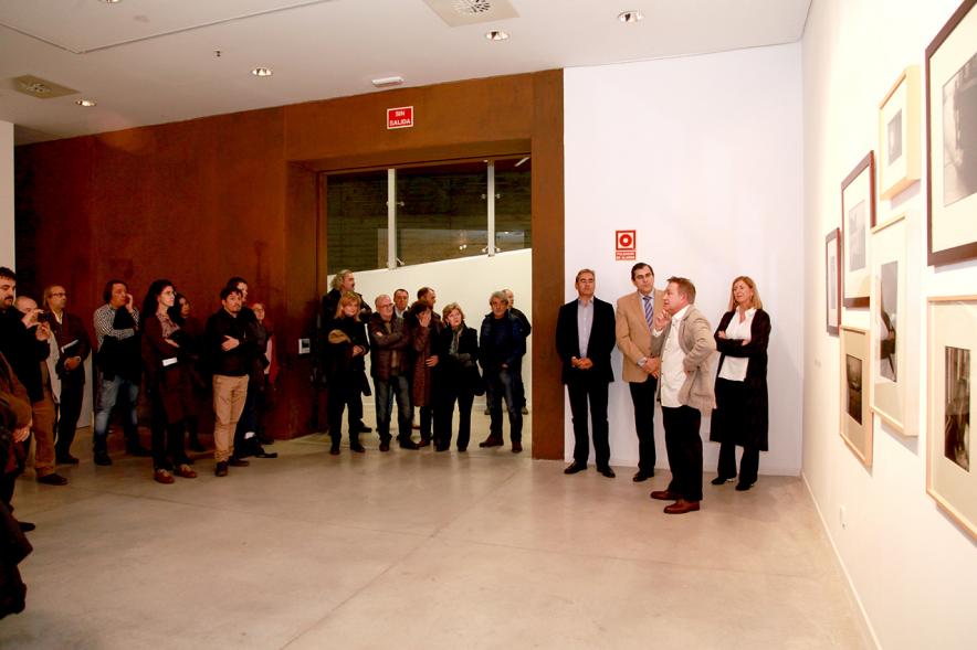 Inauguración de la Exposición "Lisboa Revisitada" de Manuel Sonseca - El autor, las autoridades y el público.