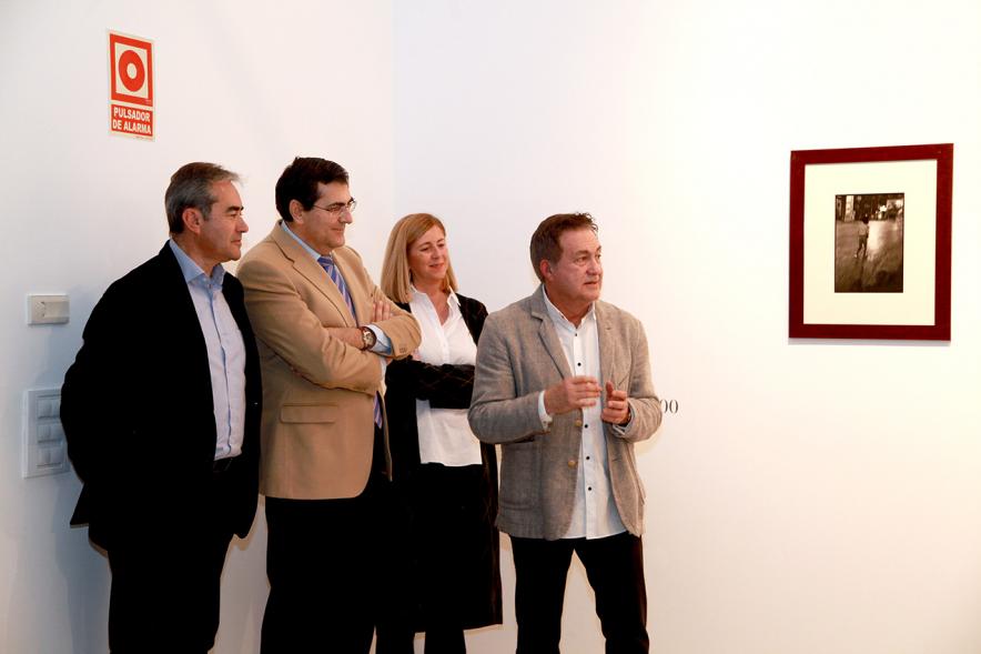 Inauguración de la Exposición "Lisboa Revisitada" de Manuel Sonseca -  El autor y las autoridades. 