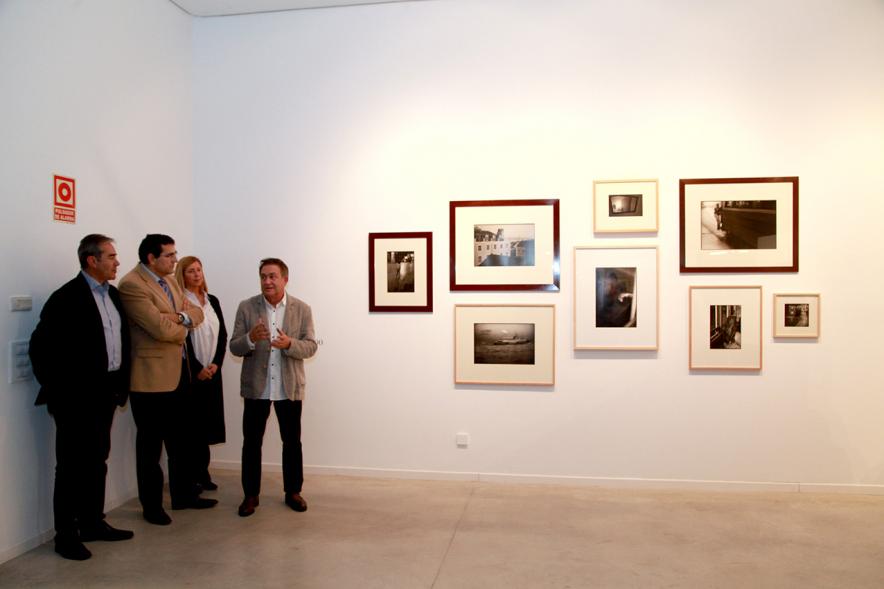 Inauguración de la Exposición "Lisboa Revisitada" de Manuel Sonseca - El autor y las autoridades.