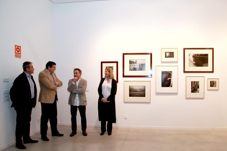 Inauguración de la Exposición "Lisboa Revisitada" de Manuel Sonseca -  El autor y las autoridades.
