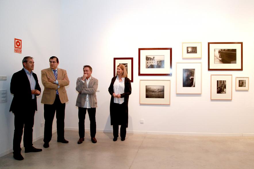 Inauguración de la Exposición "Lisboa Revisitada" de Manuel Sonseca - El autor y las autoridades.  