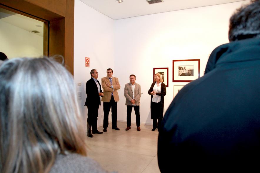 Inauguración de la Exposición "Lisboa Revisitada" de Manuel Sonseca -  El autor y las autoridades.