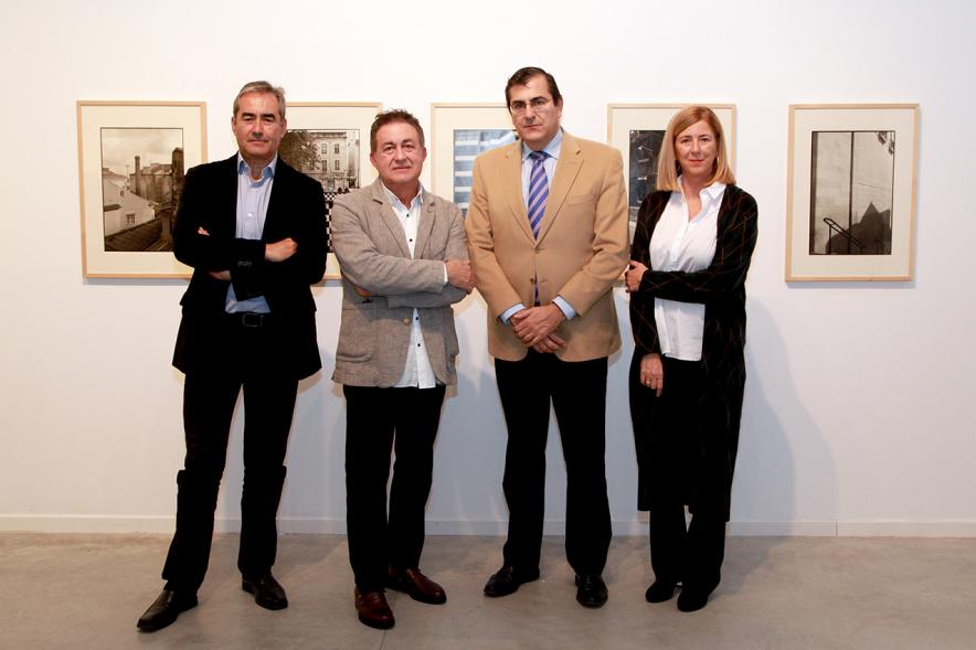 Inauguración de la Exposición "Lisboa Revisitada" de Manuel Sonseca - Posado de  autoridades y el autor.