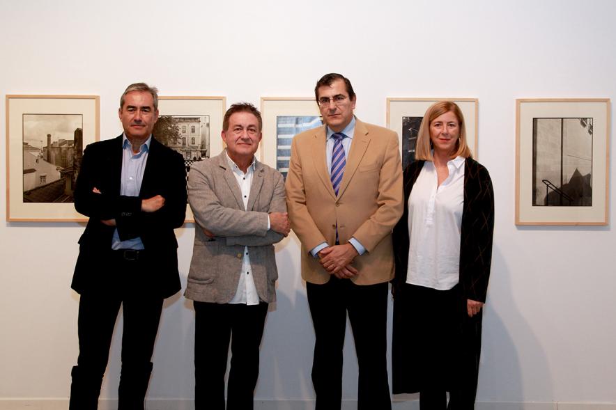 Inauguración de la Exposición "Lisboa Revisitada" de Manuel Sonseca -  Posado del autor con las autoridades.