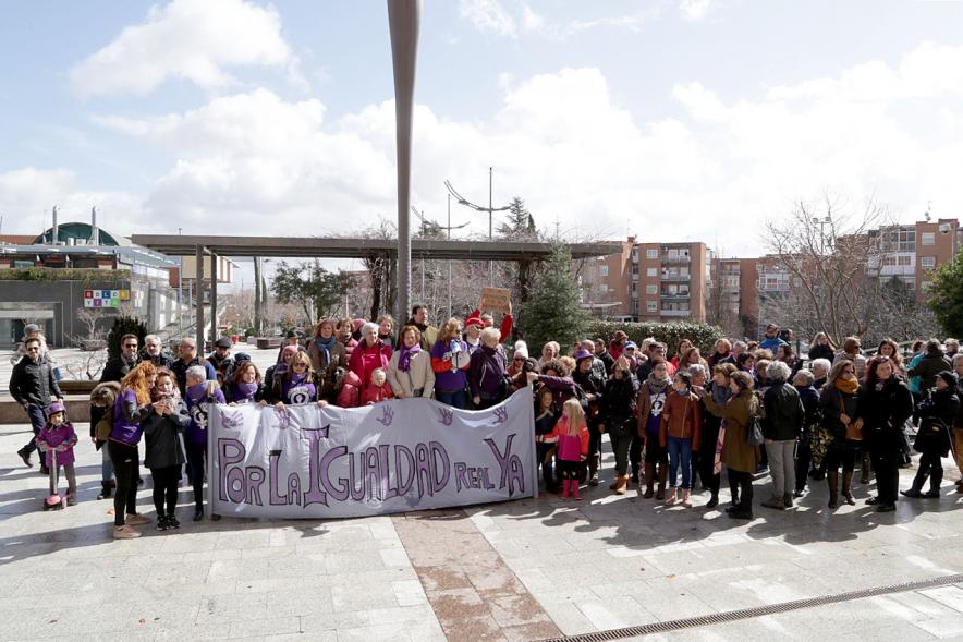 Marcha por la Igualdad - Imagen vista general de las personas que participan en el evento y están posando detrás de una pancarta.