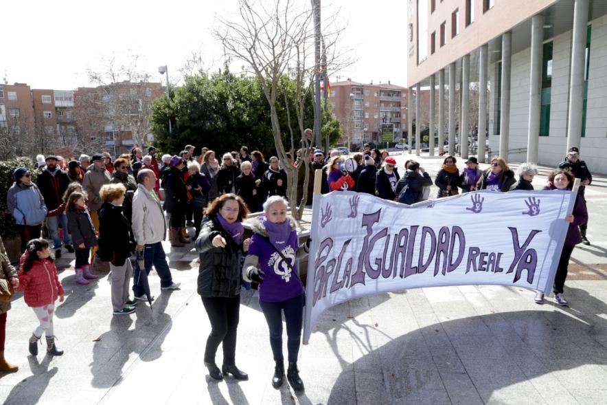 Marcha por la Igualdad - Imagen vista general de las personas que participan en el evento y están posando detrás de una pancarta.