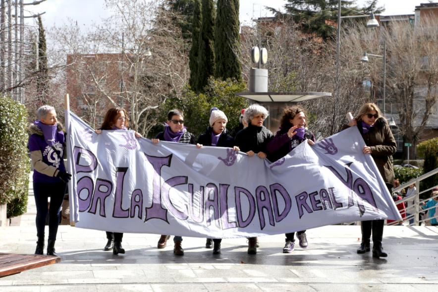 Marcha por la Igualdad - Imagen de mujeres llegando al lugar del evento portando una pancarta.