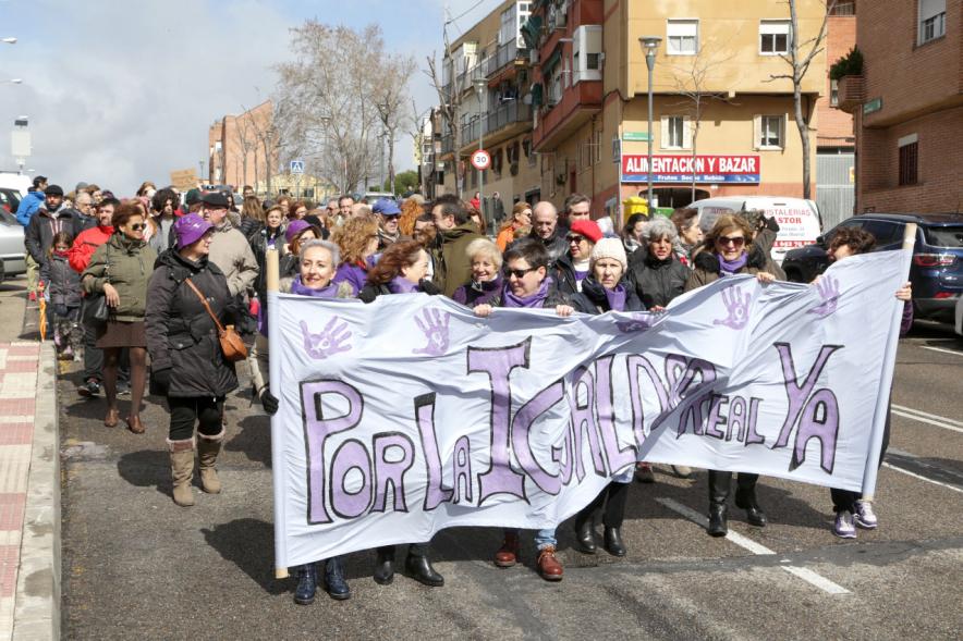 Marcha por la Igualdad - Imagen vista general de las personas que participan en el evento y caminando detrás de una pancarta.