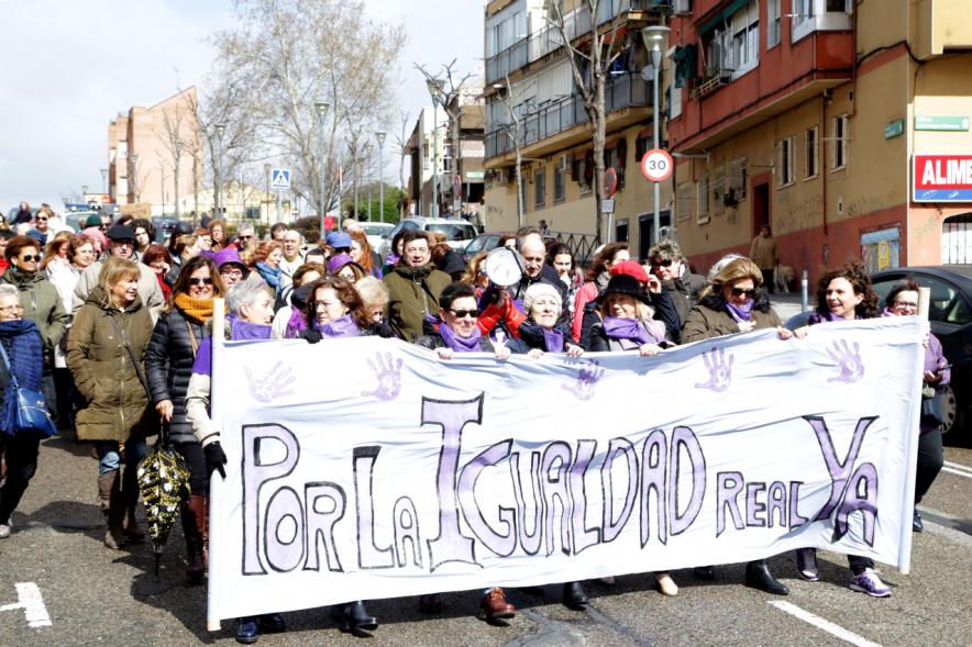 Marcha por la Igualdad - Imagen vista general de las personas que participan en el evento y caminando detrás de una pancarta.