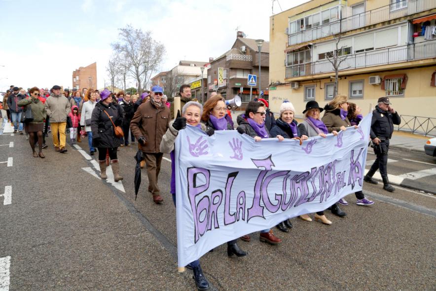 Marcha por la Igualdad - Imagen vista general de las personas que participan en el evento y caminando detrás de una pancarta.