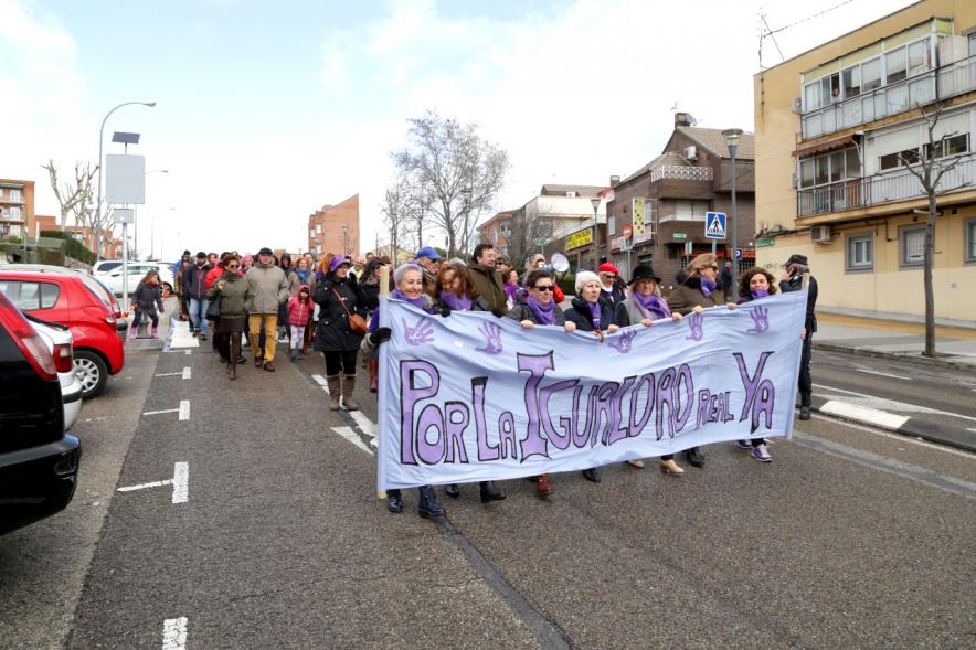 Marcha por la Igualdad - Imagen vista general de las personas que participan en el evento y caminando detrás de una pancarta.