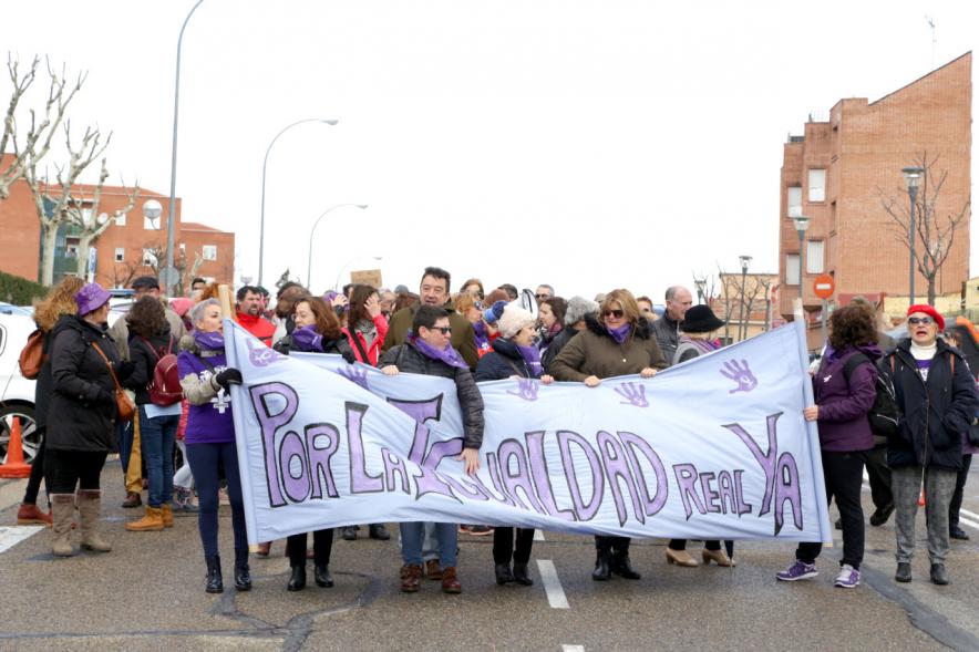 Marcha por la Igualdad - Imagen vista general de las personas que participan en el evento y caminando detrás de una pancarta.