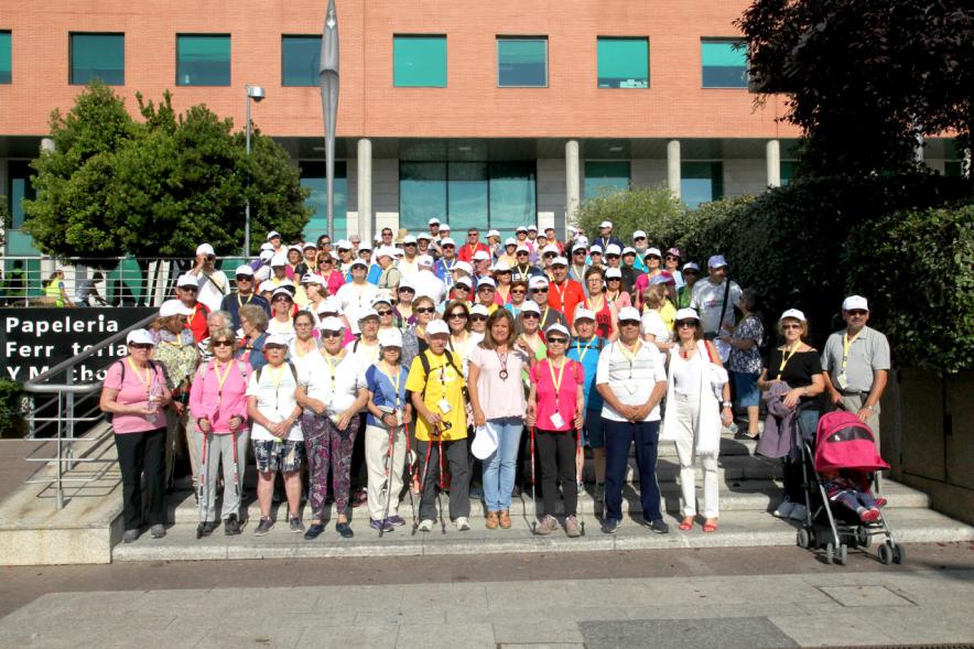 Semana del Mayor 2017 - Concentración y Recorrido de Marcha Nórdica - Imagen panorámica de las personas participantes en la prueba.