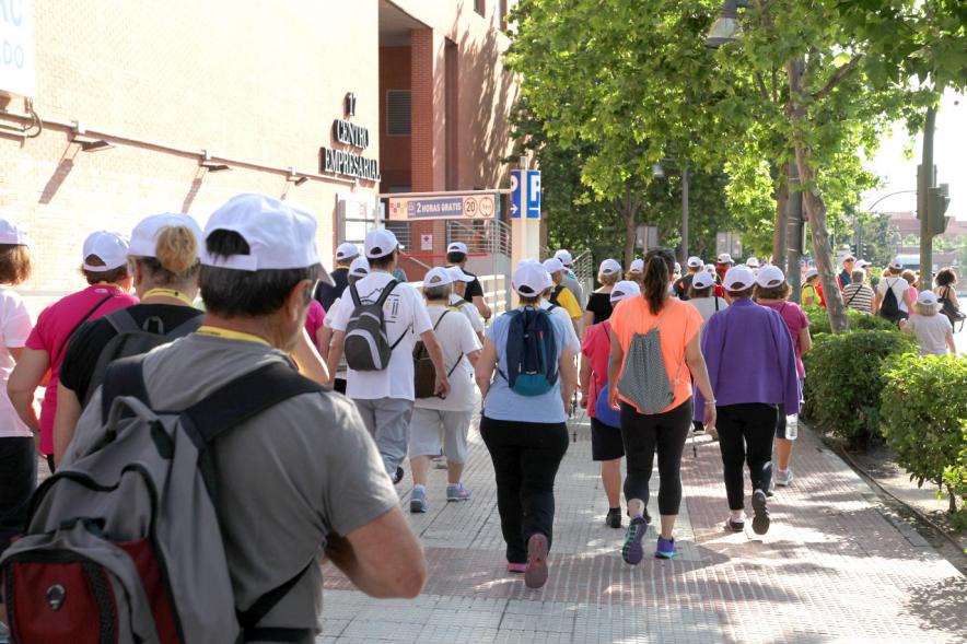 Semana del Mayor 2017 - Concentración y Recorrido de Marcha Nórdica - Imagen de personas en momento del recorrido de Marcha Nórdica.