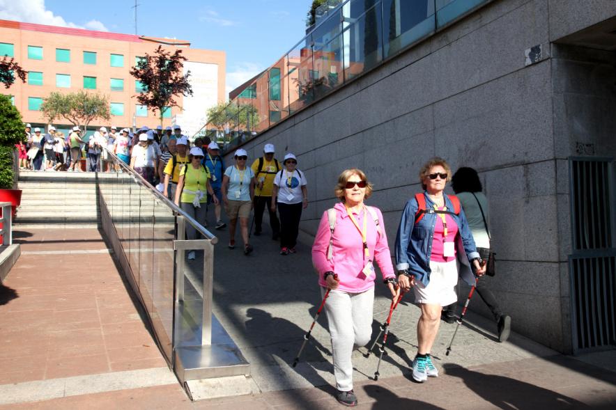 Semana del Mayor 2017 - Concentración y Recorrido de Marcha Nórdica - Imagen de personas participantes en la prueba.