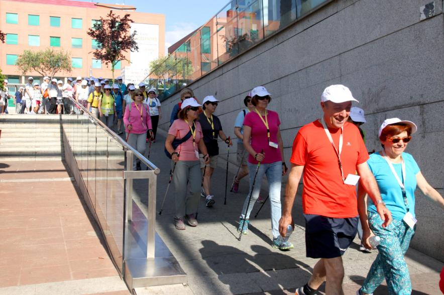 Semana del Mayor 2017 - Concentración y Recorrido de Marcha Nórdica - Imagen de personas participantes en la prueba.
