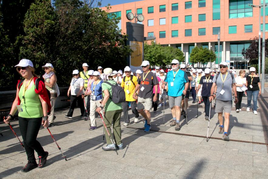 Semana del Mayor 2017 - Concentración y Recorrido de Marcha Nórdica - Imagen de personas en momento del recorrido de Marcha Nórdica.